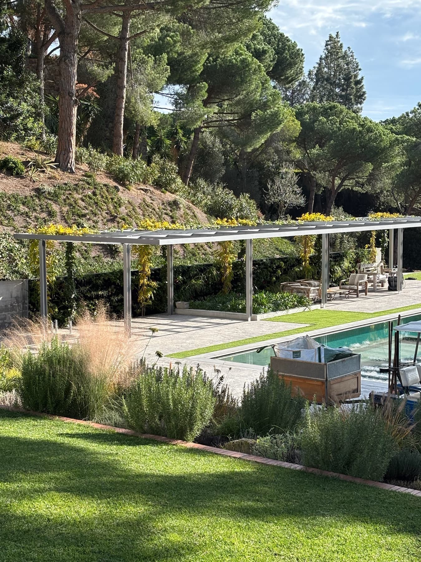 Jardín residencial con piscina