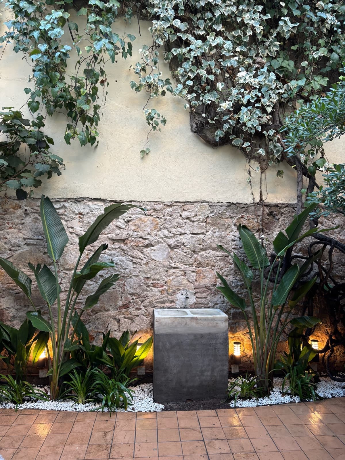 Patio de autor con fuente de agua